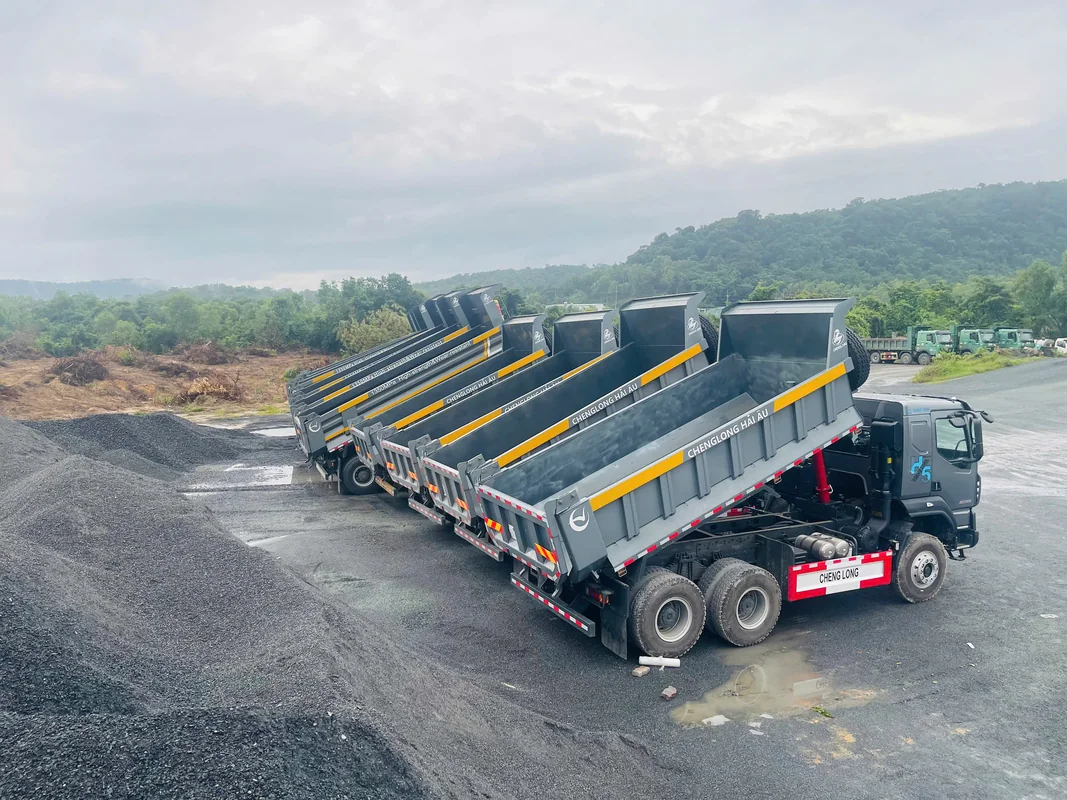 Bàn giao xe ben 3 chân Chenglong cầu dầu cho doanh nghiệp vận tải