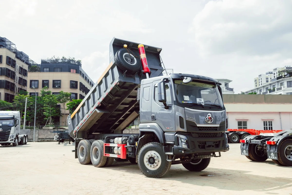 Thùng xe ben Chenglong H5 10.5m3 làm bằng thép cường độ cao NM450