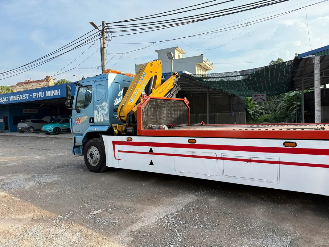 Hệ thống sàn trượt cẩu gấp và càng kéo chuyên dùng phía sau xe cứu hộ Chenglong Hải Âu