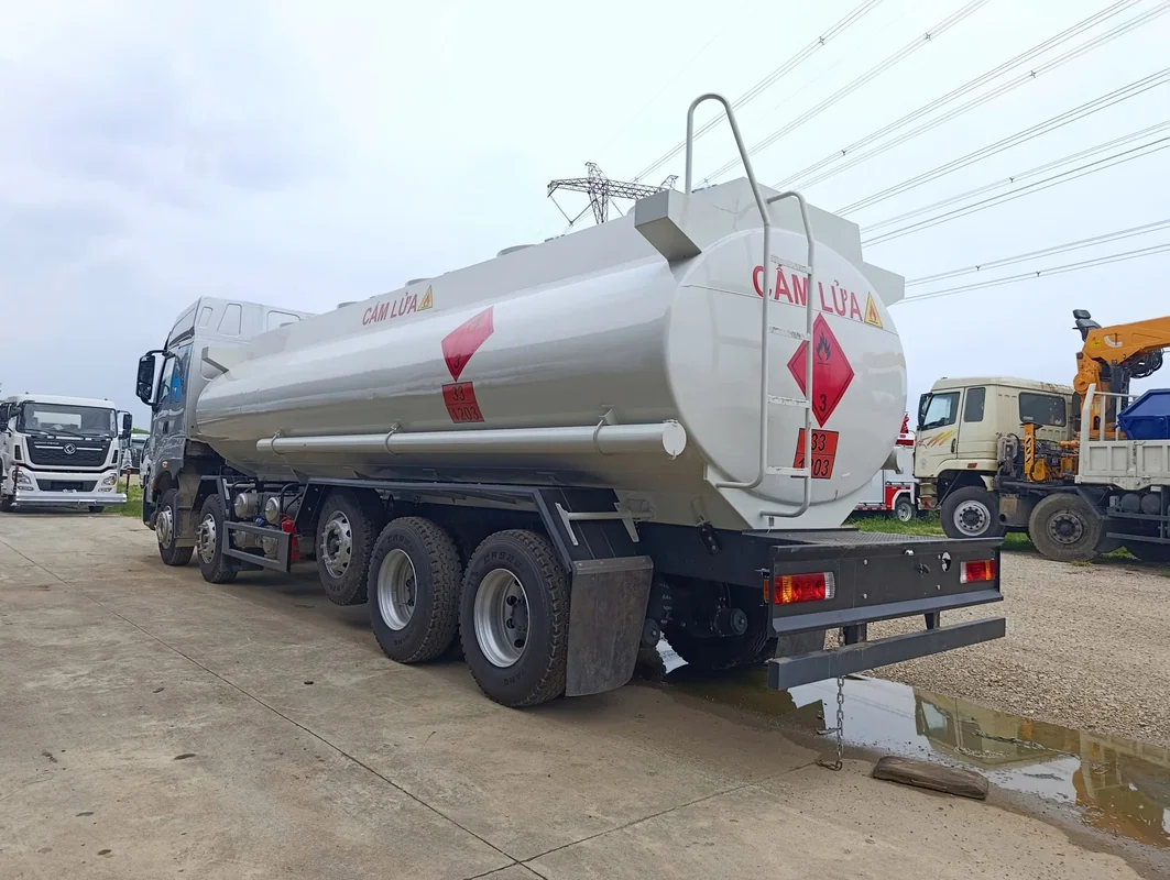 Nội thất khoang lái xe chuyên dùng xăng dầu 10x4 Chenglong