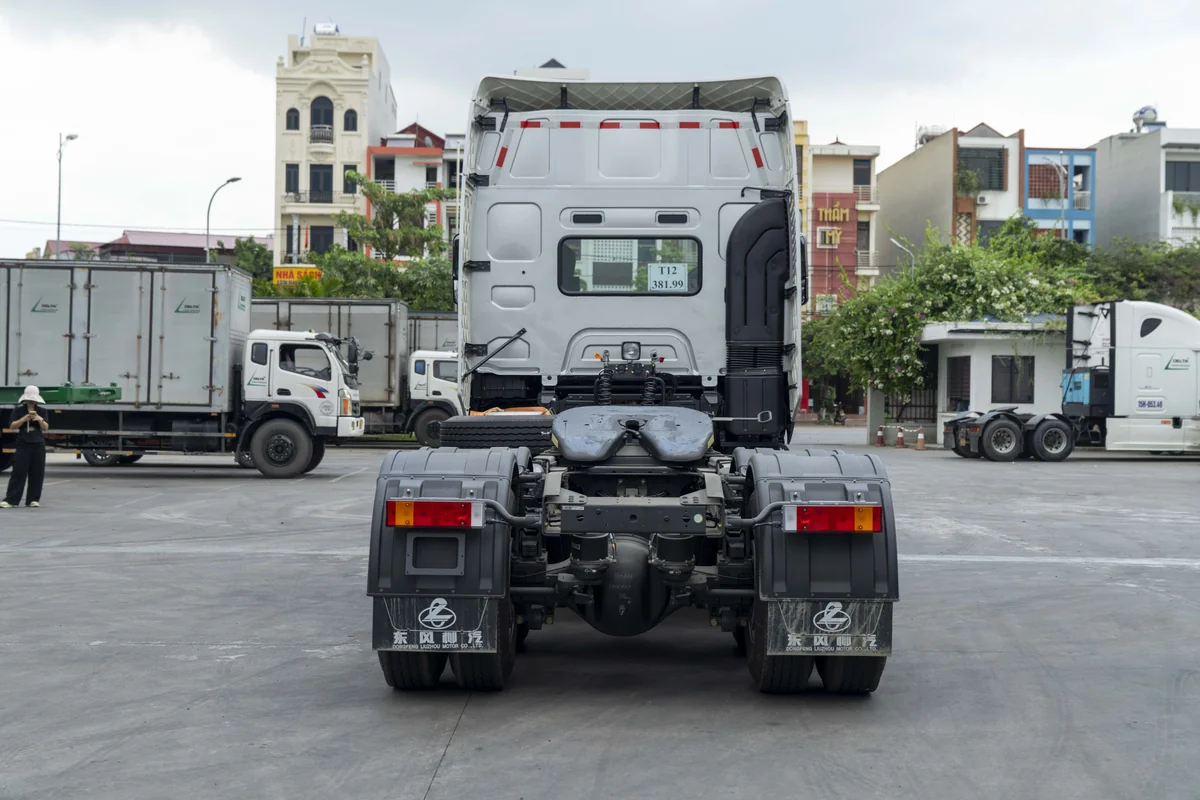 Hệ thống mâm kéo JOST và cụm cầu sau chịu tải của ĐẦU KÉO 385HP CHENGLONG HAI AU