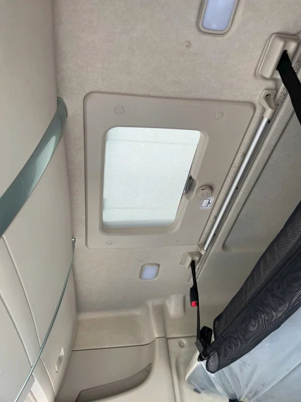 Nội thất khoang lái xe đầu kéo 445HP LUX S Chenglong Hải Âu