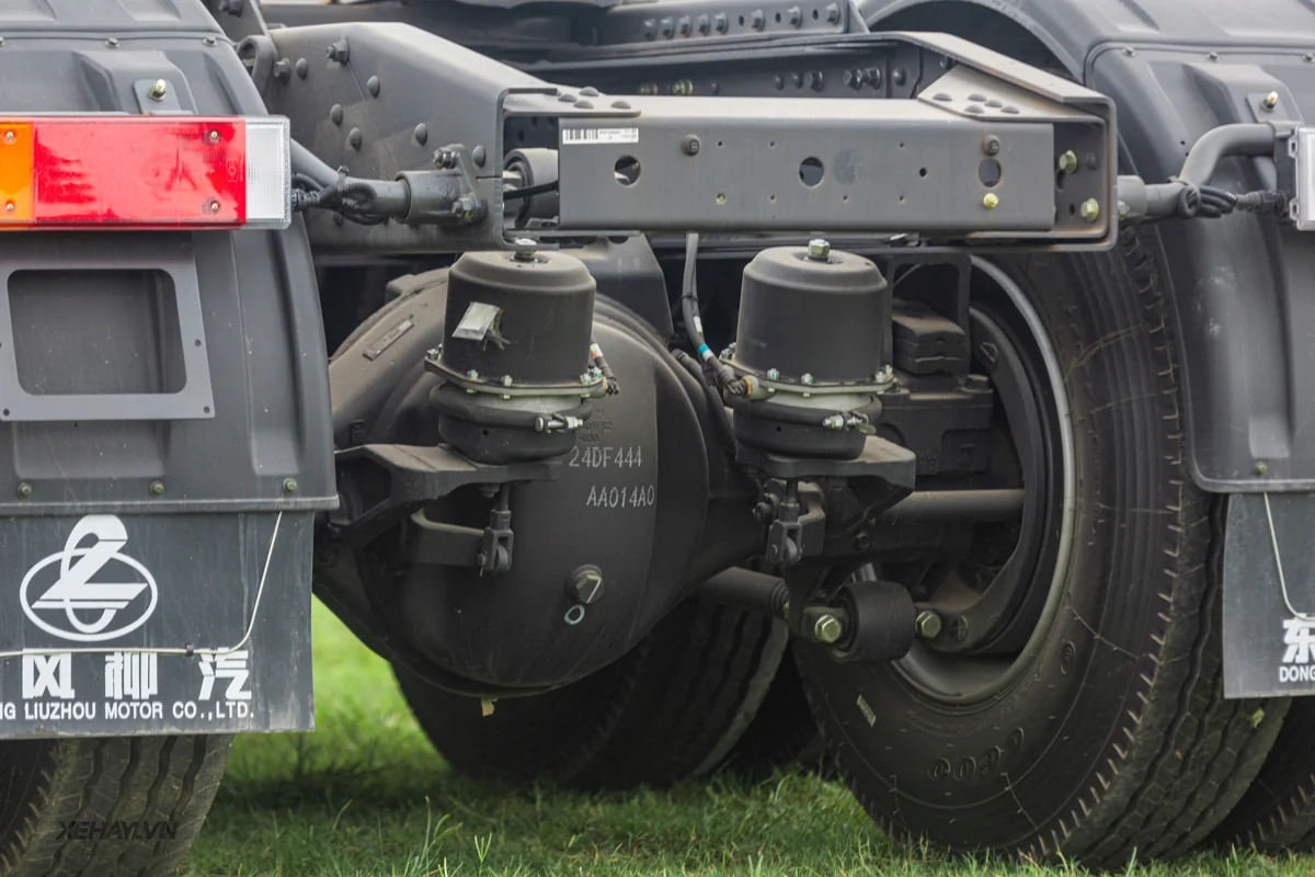 Khung gầm chassis chịu lực xe đầu kéo DAU KEO 445HP LUXX CHENGLONG HAI AU