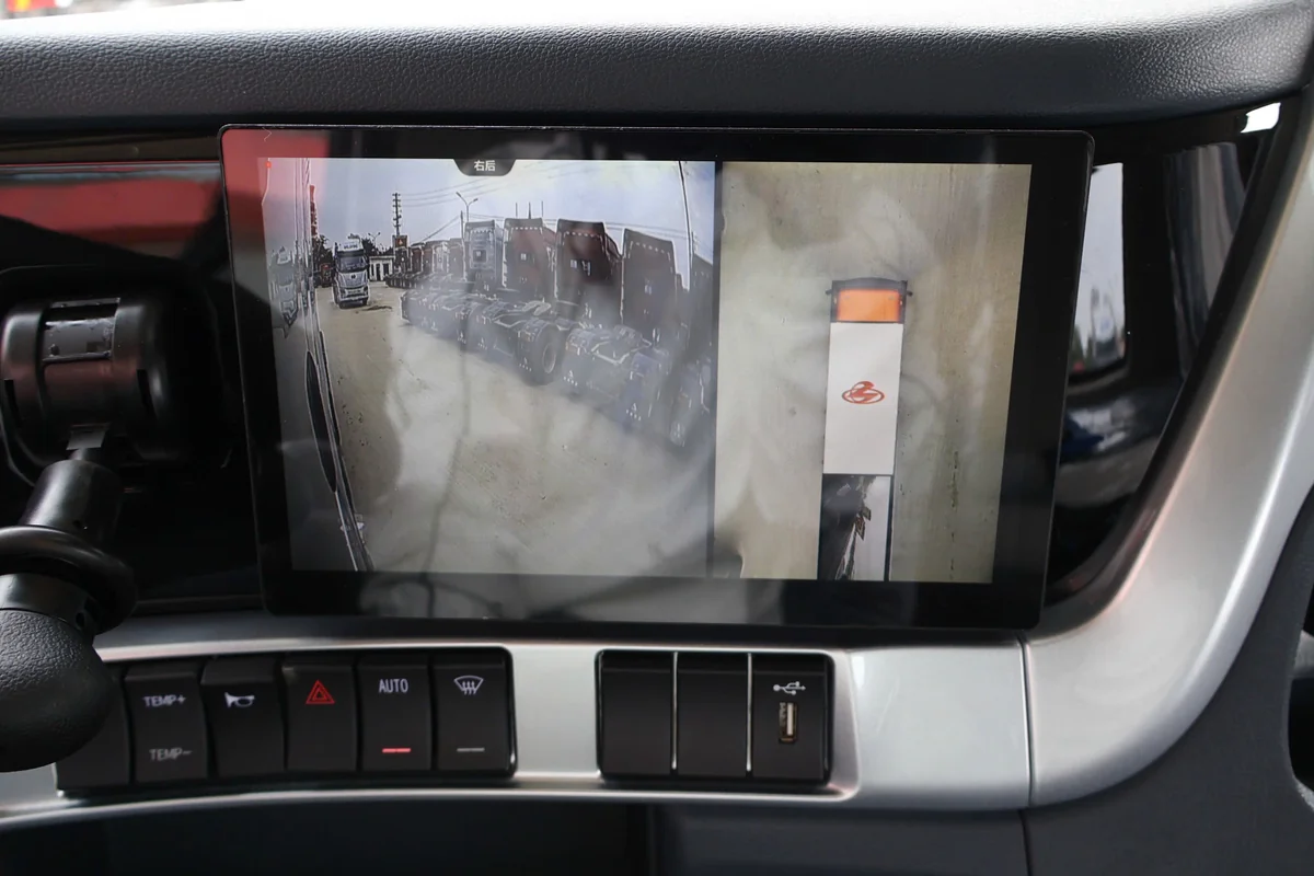 Khoang nội thất cabin rộng rãi thực dụng của xe đầu kéo DAU KEO 450HP LUXK CHENGLONG HAIAU