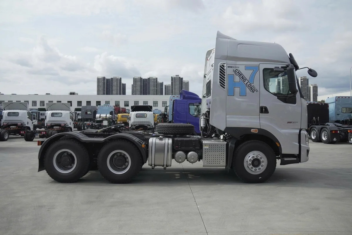 Góc nhìn phía sau và hệ thống cầu xe đầu kéo DAU KEO 450HP LUXK CHENGLONG HAIAU