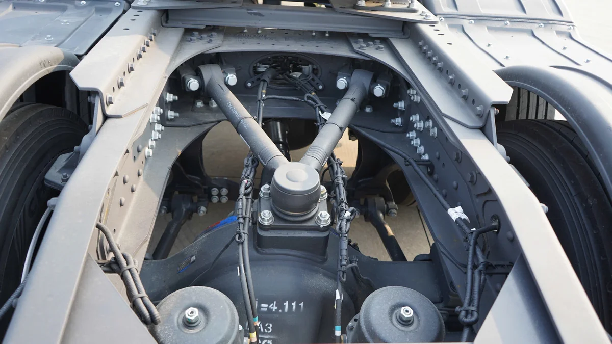Khung gầm chassis thép 2 lớp dập nguyên khối xe đầu kéo DAU KEO 450HP LUXS CHENGLONG HAIAU