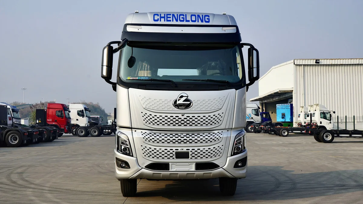 Xe đầu kéo DAU KEO 450HP LUXS CHENGLONG HAIAU thiết kế tổng thể hầm hố và hiện đại