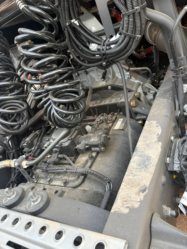 Cấu trúc phía sau cầu xe và mâm kéo JOST Xe Đầu Kéo DAU KEO 450HP LUXX CHENGLONG HAIAU