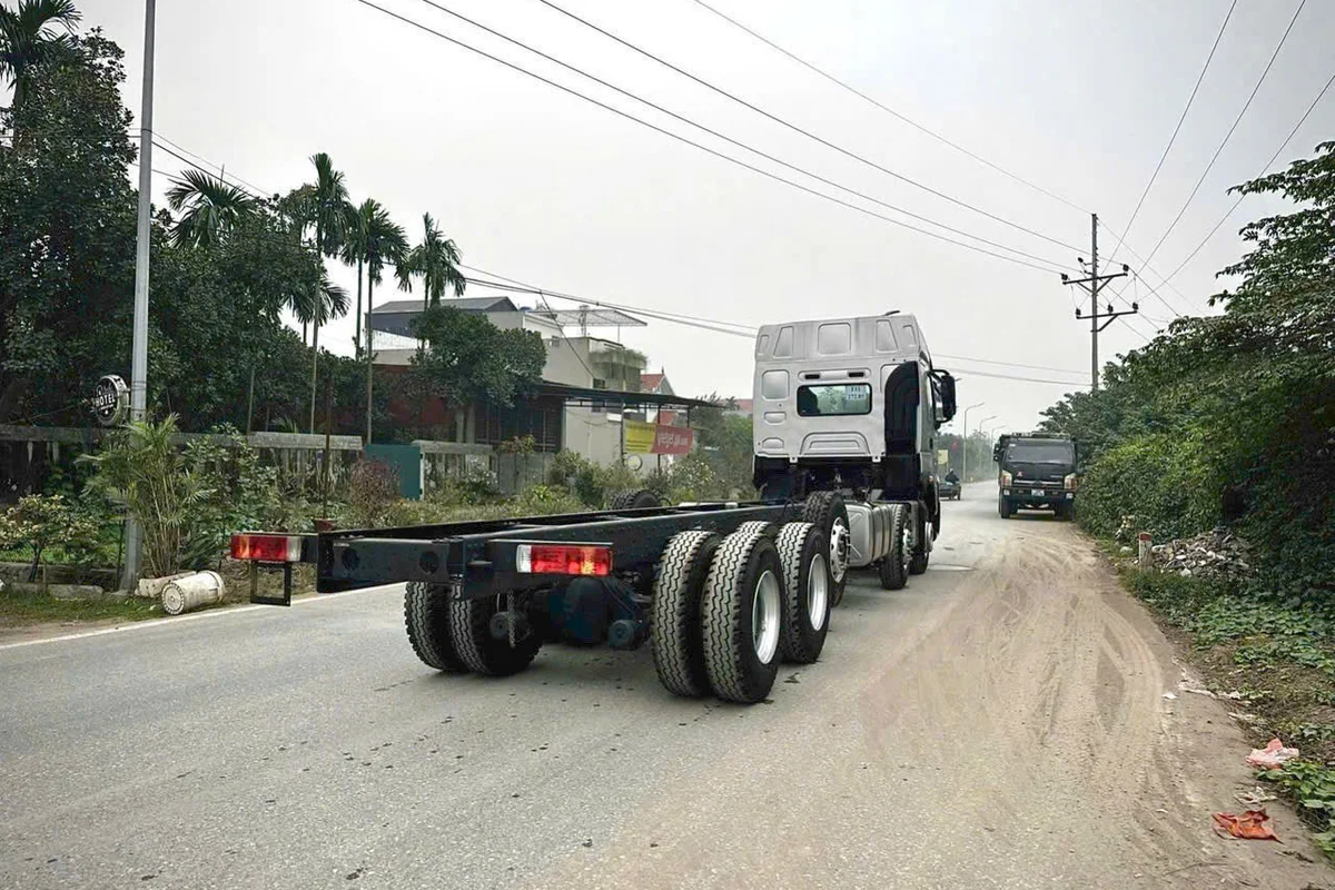 XE TAI THÙNG NĂNG 10X4 360HP THUNG MUI 1BUNG