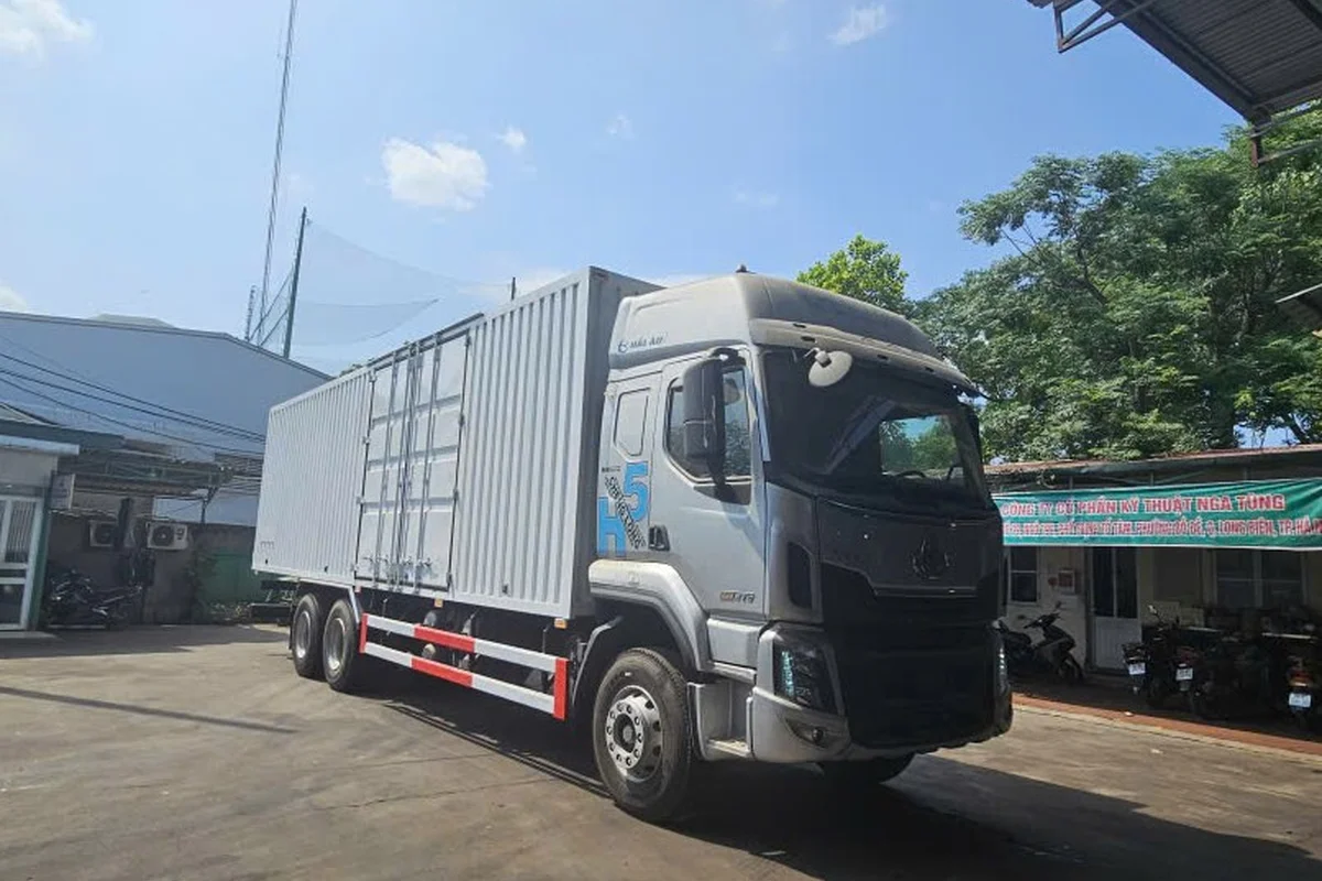 TẢI THÙNG 3 CHÂN 270HP THÙNG KÍN 1 CỬA