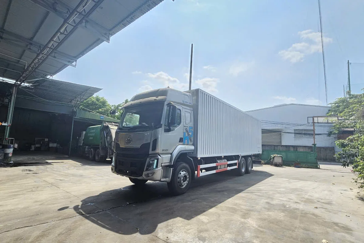 XE TAI THUNG NẶNG 6X4 270HP THÙNG KÍN 1CỬA