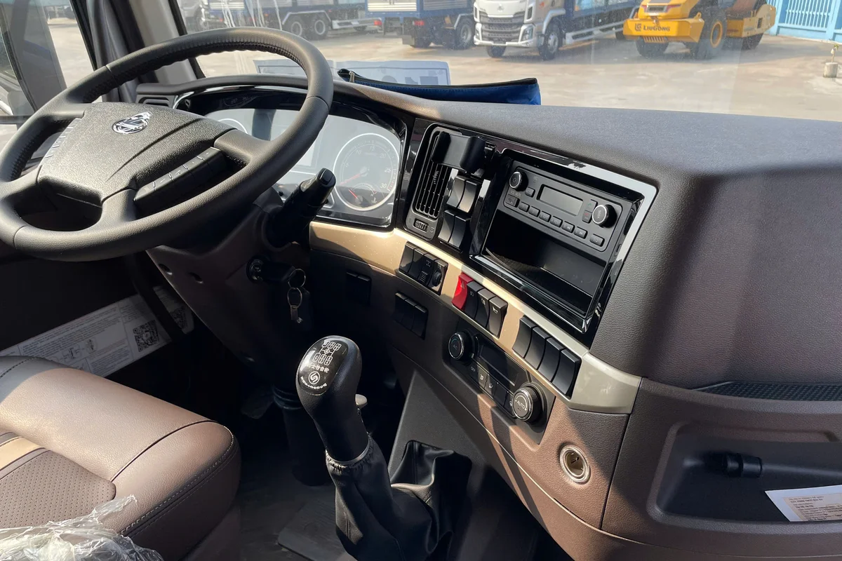 XE TAI THUNG NẶNG 6X4 270HP THÙNG KÍN 1CỬA