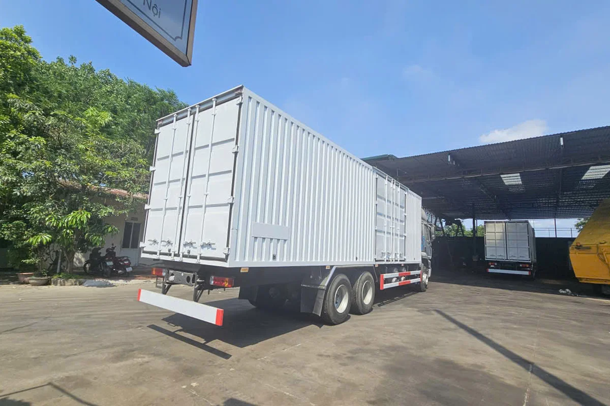 XE TAI THUNG NẶNG 6X4 270HP THÙNG KÍN 1CỬA