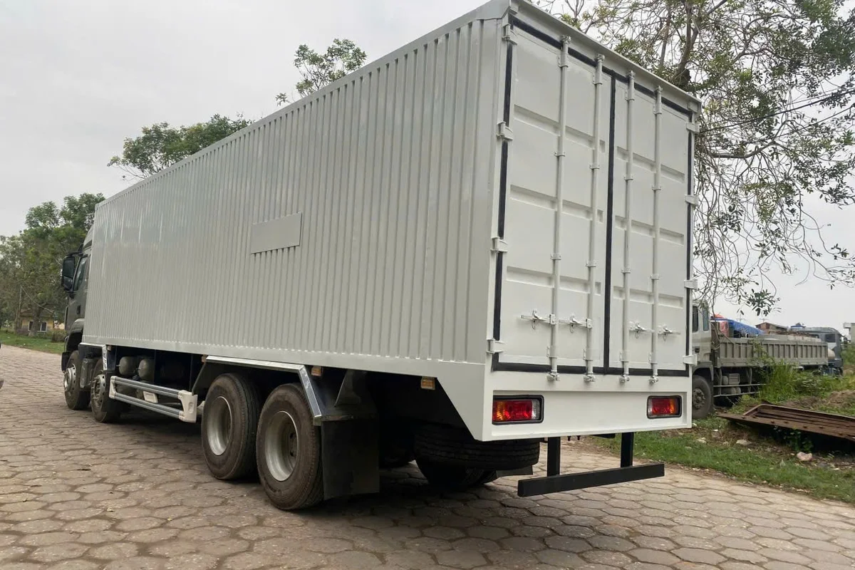 XE TAI THUNG NẶNG 8X4 290HP THÙNG KIN 290HP CHENGLONG