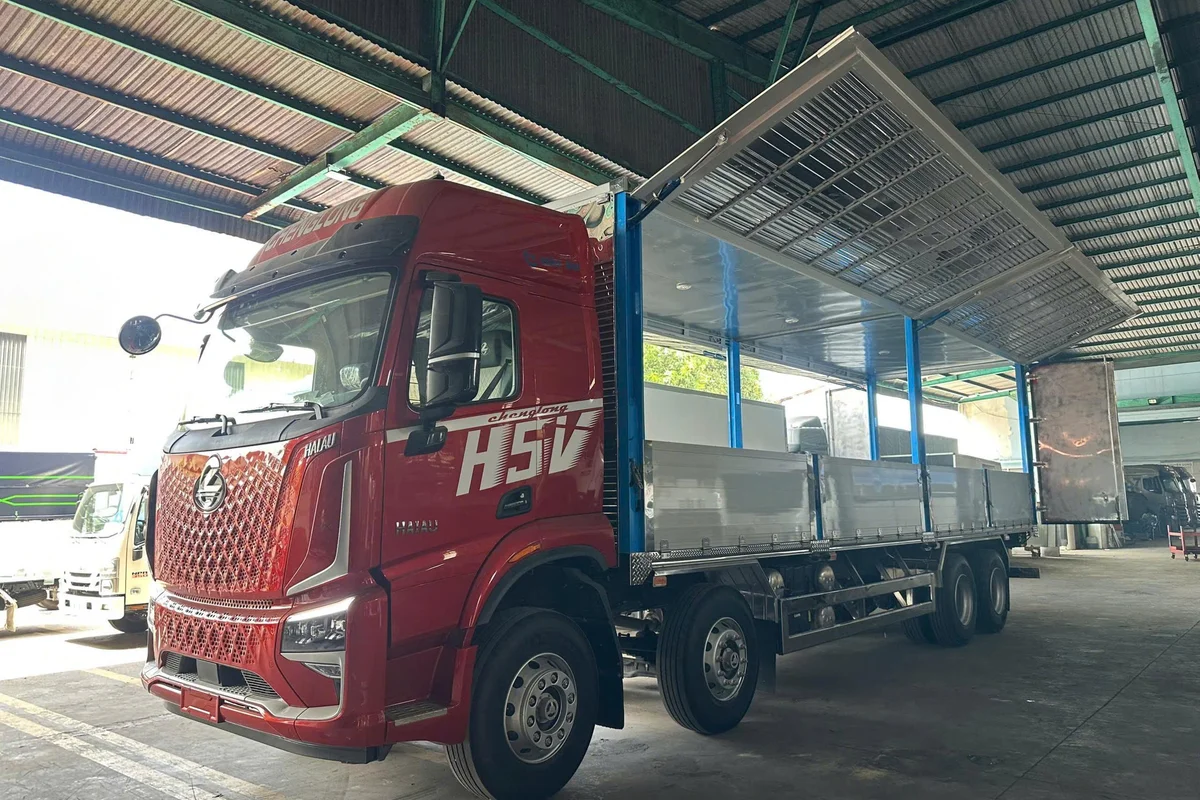 XE TAI THUNG NẶNG 8X4 310HP H5V CHENGLONG THÙNG CÁNH DƠI