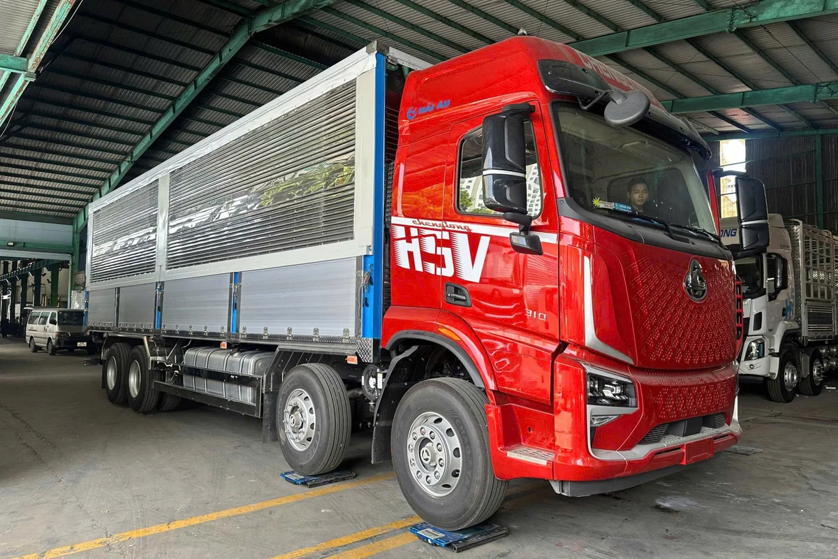 XE TAI THUNG NẶNG 8X4 310HP H5V CHENGLONG THÙNG CÁNH DƠI