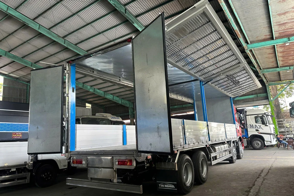 XE TAI THUNG NẶNG 8X4 310HP H5V CHENGLONG THÙNG CÁNH DƠI