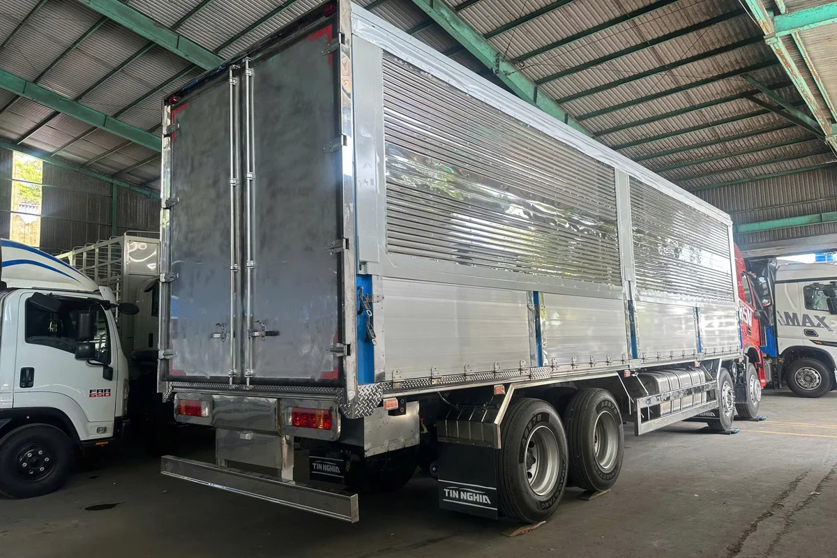 XE TAI THUNG NẶNG 8X4 310HP H5V CHENGLONG THÙNG CÁNH DƠI