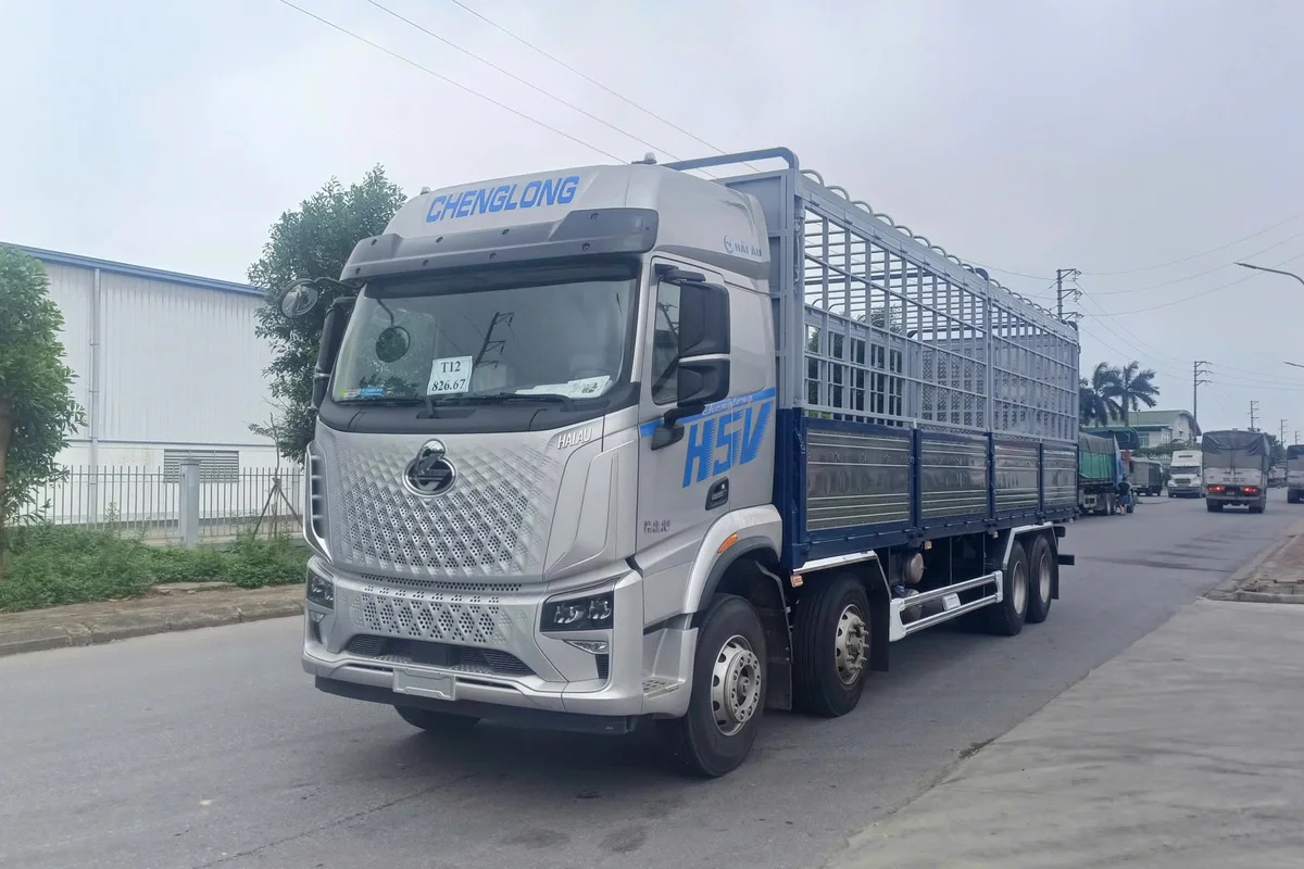 XE TAI THUNG NẶNG 8X4 310HP H5V KHOANG LÊCH TRỤ RÚT