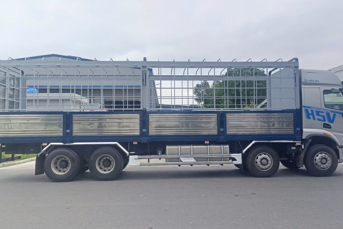 XE TAI THUNG NẶNG 8X4 310HP H5V KHOANG LÊCH TRỤ RÚT