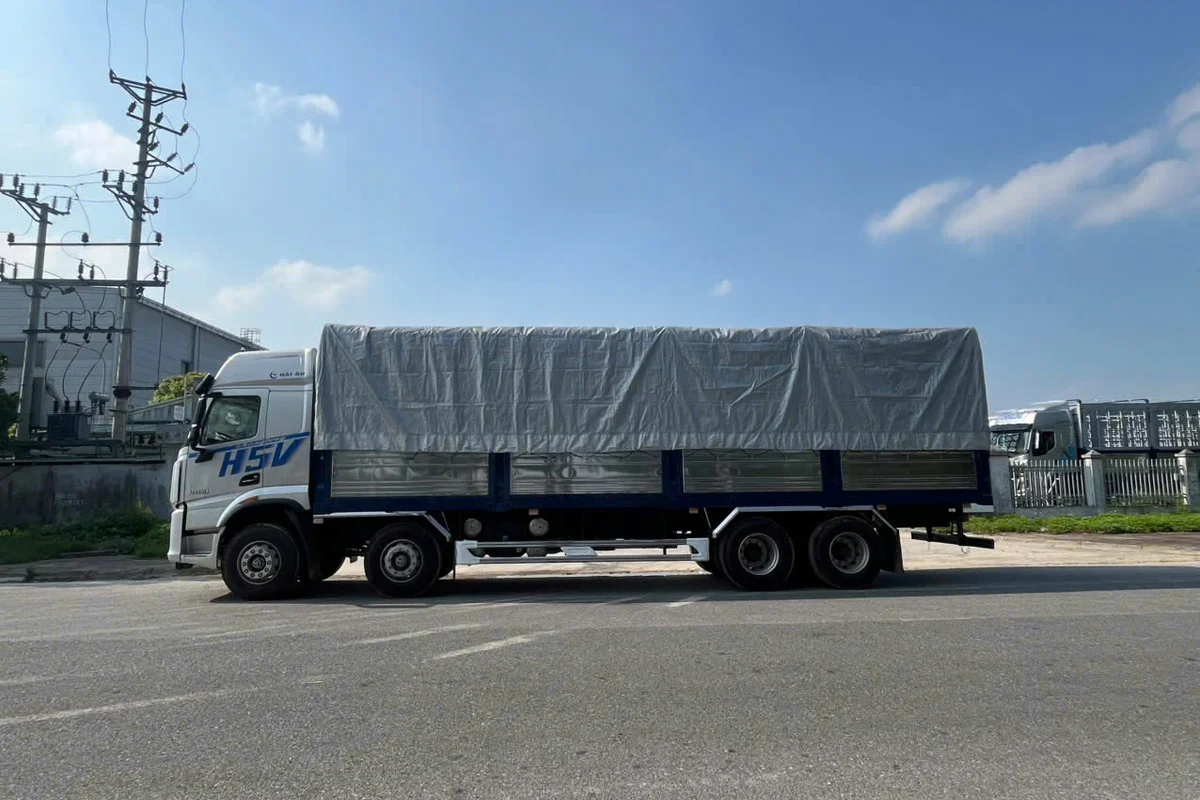 XE TAI THUNG NẶNG 8X4 310HP H5V KHOANG LÊCH TRỤ RÚT