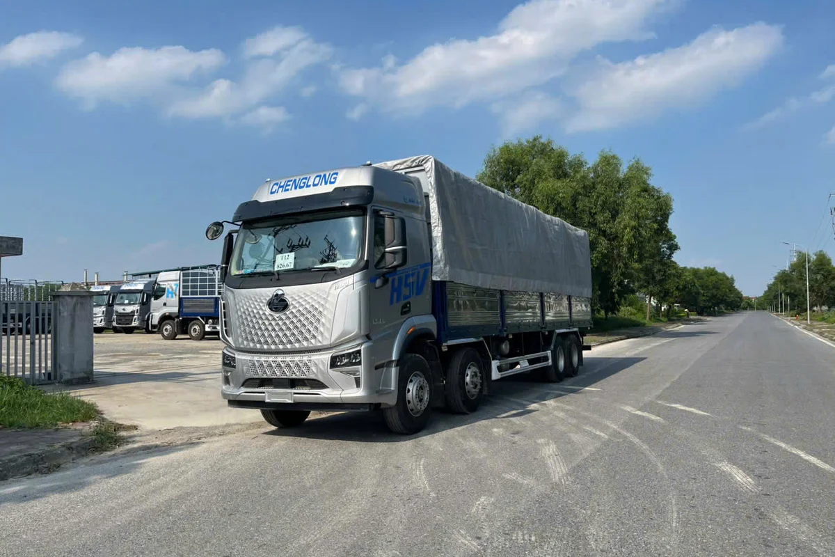 XE TAI THUNG NẶNG 8X4 310HP H5V KHOANG LÊCH TRỤ RÚT