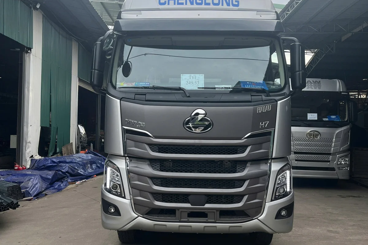 XE TAI THUNG NẶNG 8X4 330HP CHENGLONG THÙNG KÍN 1CỬA HÔNG