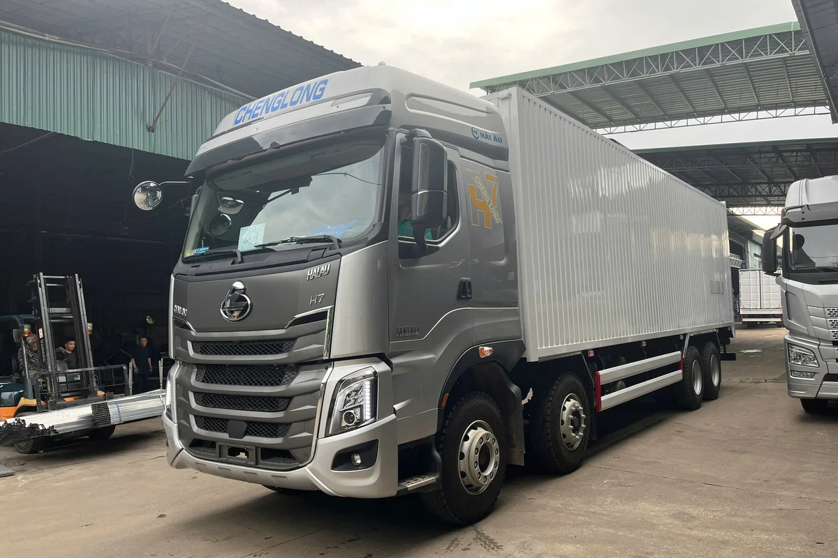 XE TAI THUNG NẶNG 8X4 330HP CHENGLONG THÙNG KÍN 1CỬA HÔNG