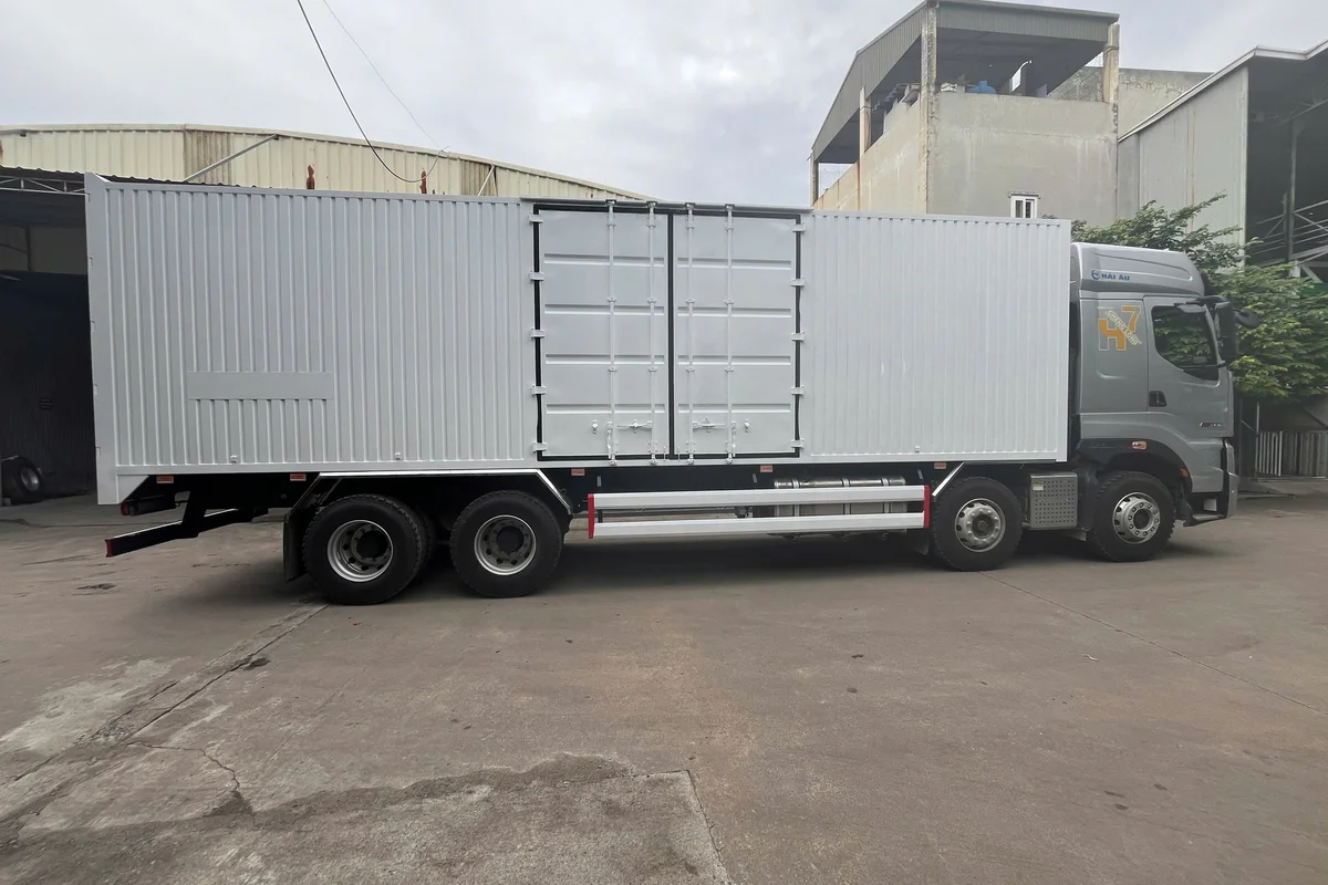 XE TAI THUNG NẶNG 8X4 330HP CHENGLONG THÙNG KÍN 1CỬA HÔNG