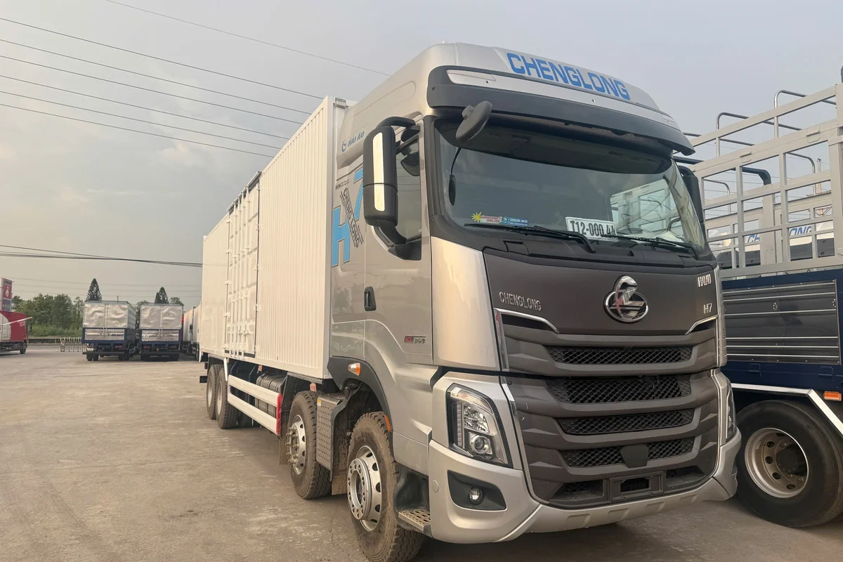XE TAI THÙNG NẶNG 8X4 360HP THÙNG KIN 1CUA HONG