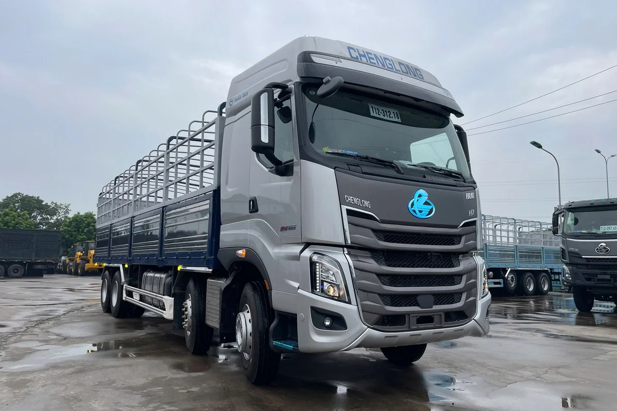XE TAI THÙNG NẶNG 8X4 400HP THUNG MUI 1BUNG