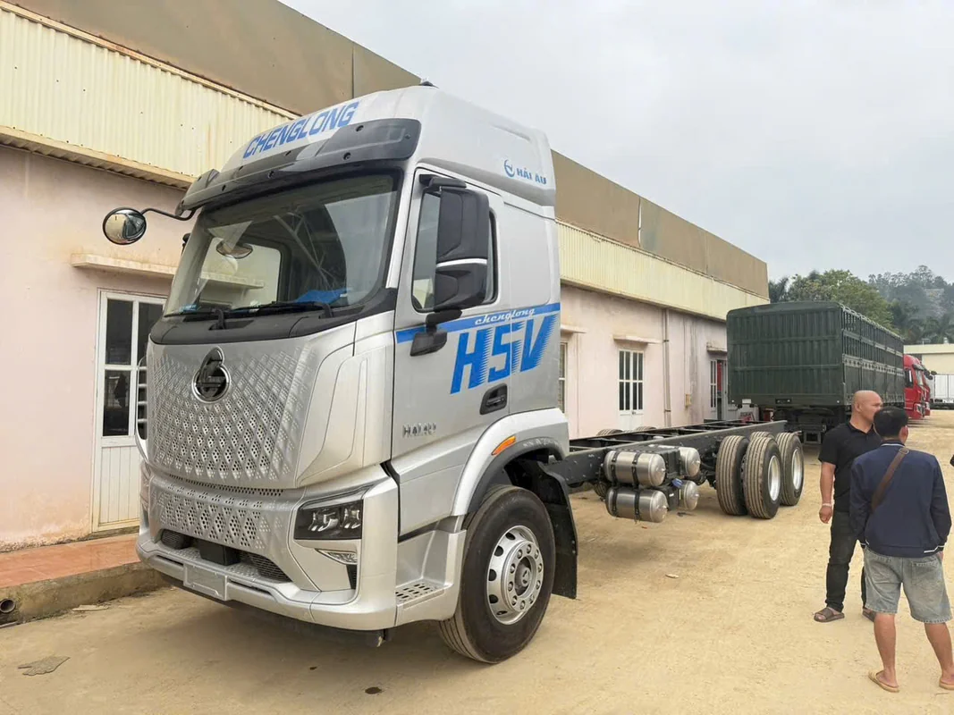 Không gian nội thất cabin H5V thực dụng xe tải thùng nặng 6x4 H5V 310 Chenglong