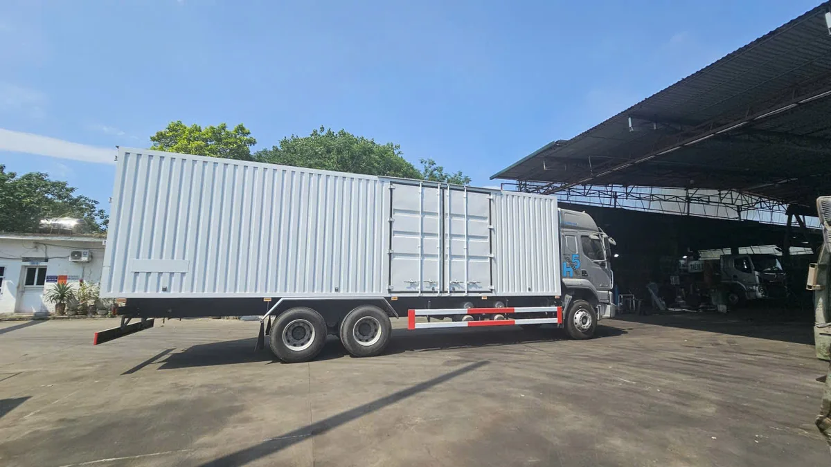Động cơ xe tải thùng nặng 6x4 thùng kín 1 cửa 270hp Chenglong Hải Âu