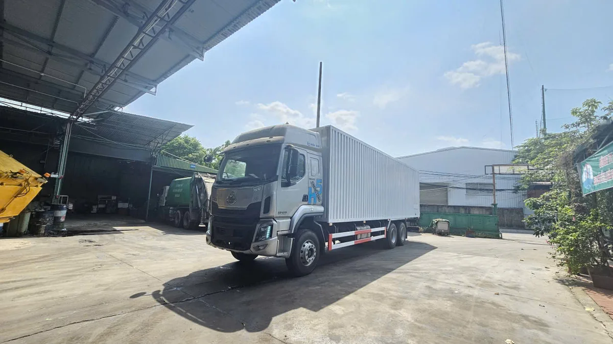 Khung gầm chassis xe tải thùng nặng 6x4 thùng kín 1 cửa 270hp Chenglong Hải Âu