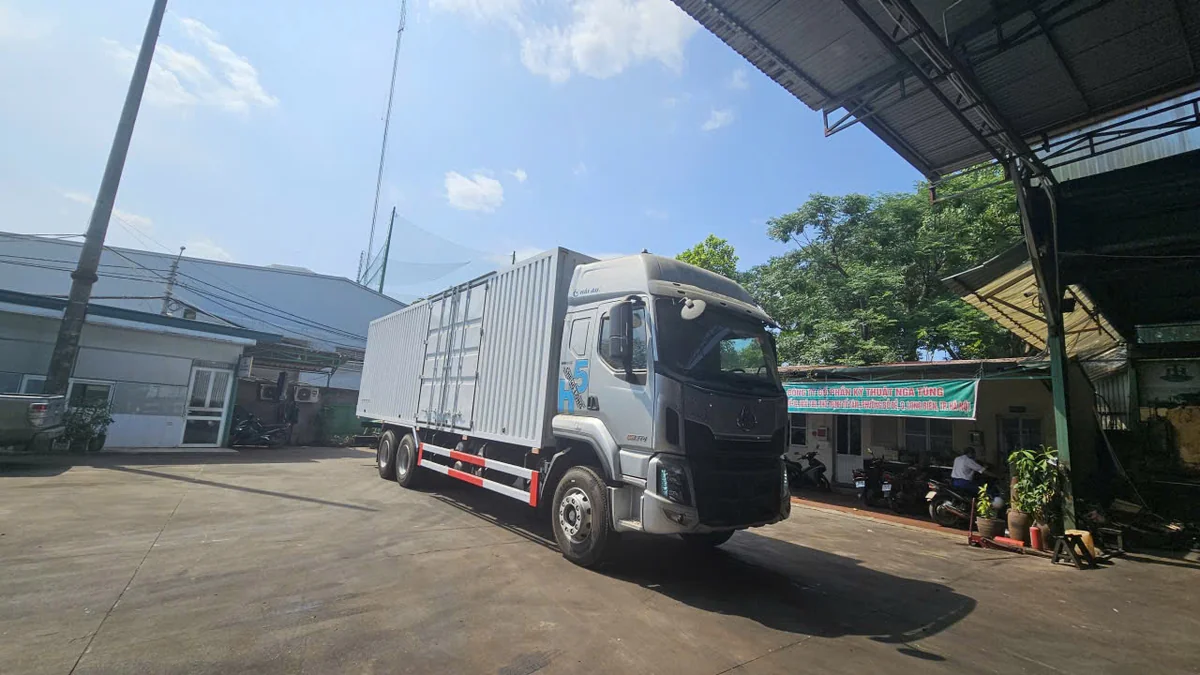 Nội thất khoang lái xe tải thùng nặng 6x4 thùng kín 1 cửa 270hp Chenglong Hải Âu