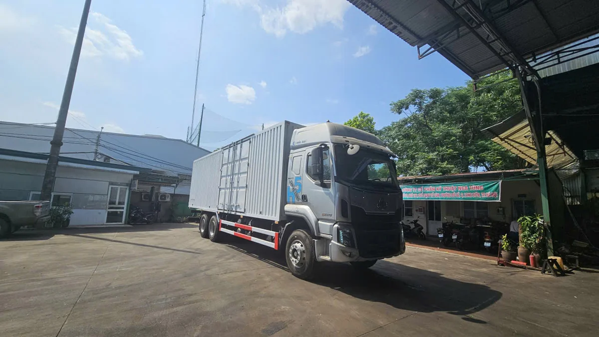 Xe tải thùng nặng 6x4 thùng kín 1 cửa 270hp Chenglong Hải Âu ảnh tổng thể