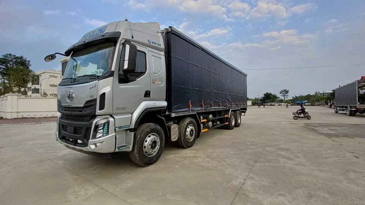 Khung gầm chassis xe tải thùng nặng 8x4 290HP thùng kết chai 290HP Chenglong
