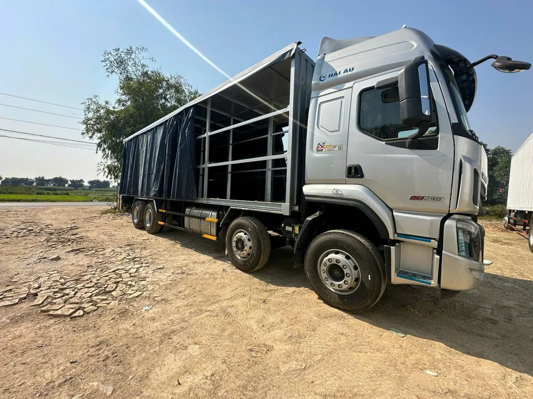 Nội thất khoang lái xe tải thùng nặng 8x4 290HP thùng kết chai 290HP Chenglong