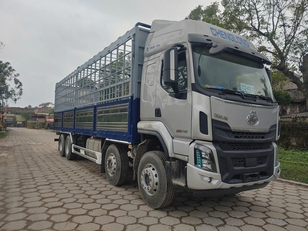 Nội thất khoang lái xe tải thùng nặng 8x4 290HP thùng trụ rút 290HP Chenglong