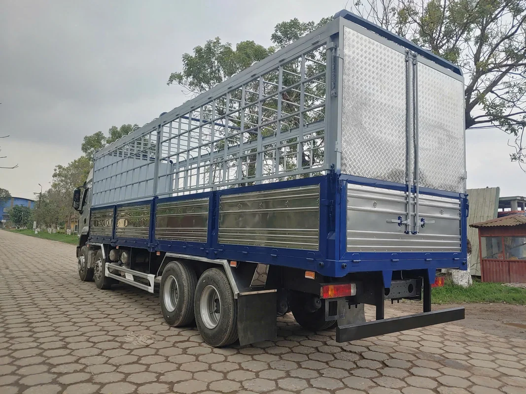 Xe tải thùng nặng 8x4 290HP thùng trụ rút 290HP Chenglong Hải Âu ảnh tổng thể