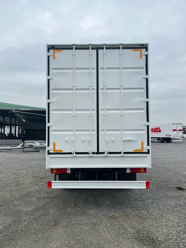 Khung gầm chassis xe tải thùng nặng 8x4 360HP thùng kín 3 cửa hông Chenglong