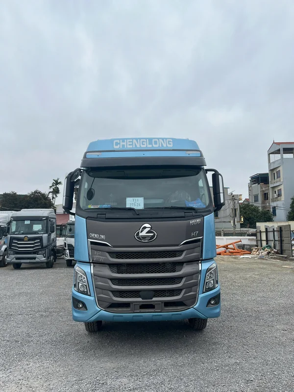 Nội thất cabin xe tải thùng nặng 8x4 360HP thùng kín 3 cửa hông Chenglong