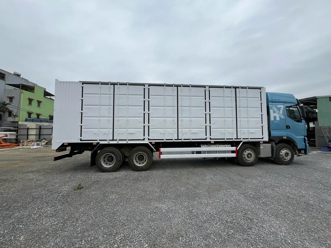 Thiết kế thùng kín 3 cửa hông phía sau xe tải nặng 8x4 Chenglong