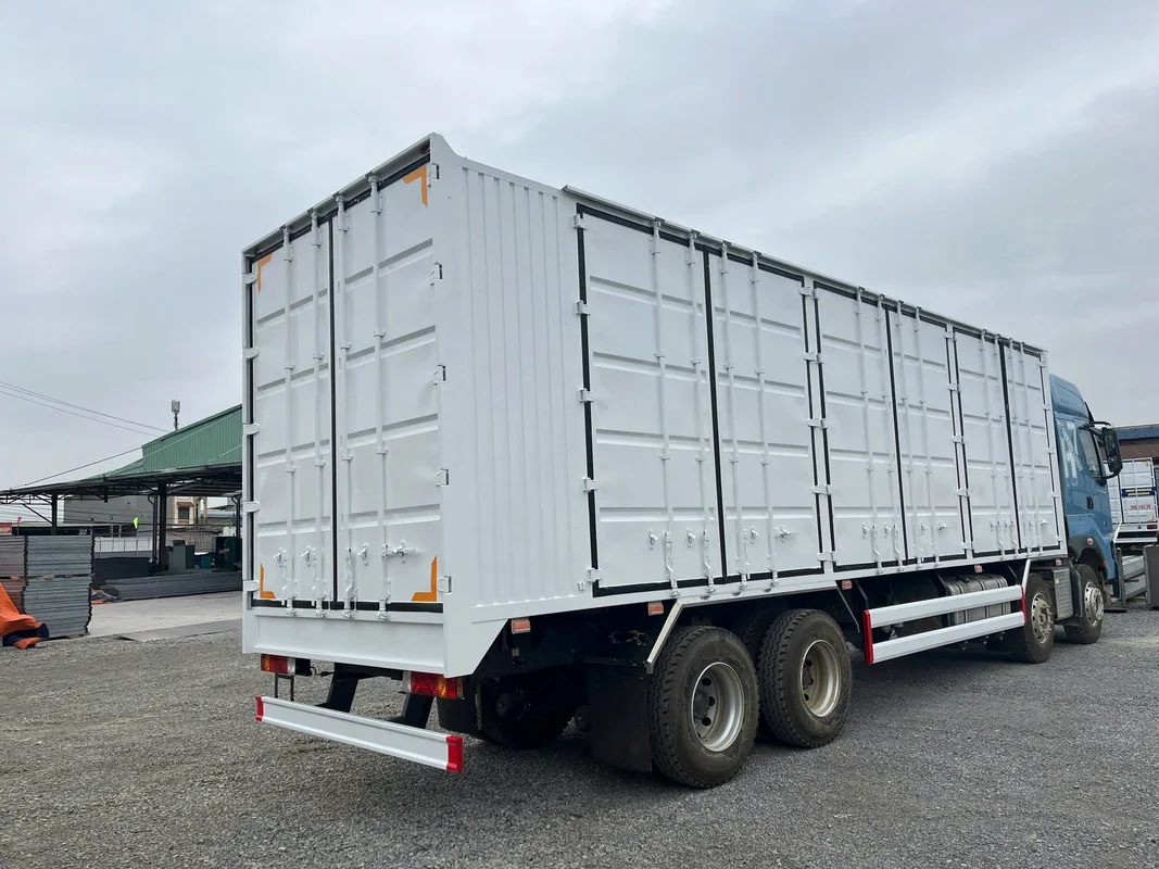Xe tải thùng nặng 8x4 360HP thùng kín 3 cửa hông Chenglong Hải Âu - Tổng thể xe