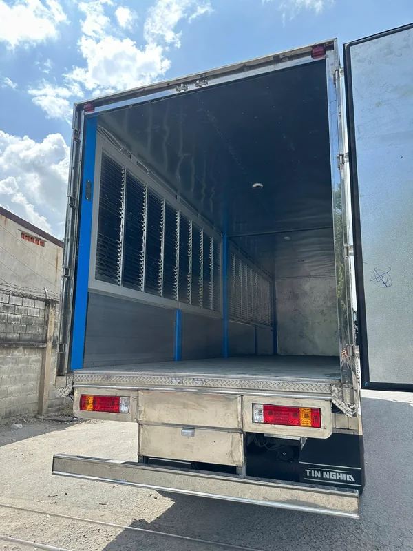 Nội thất cabin H5V sang trọng Xe Tải Thùng Nặng 8X4 H5V 310 Chenglong Thùng Cánh Dơi