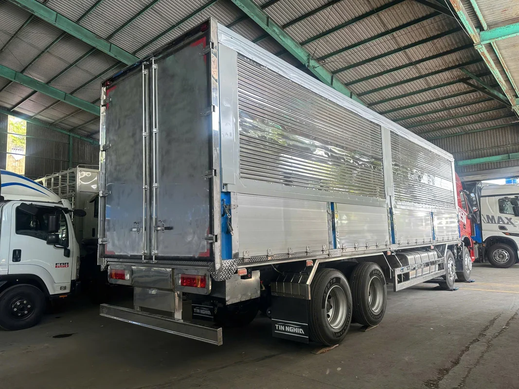 Xe Tải Thùng Nặng 8X4 H5V 310 Chenglong Thùng Cánh Dơi tổng thể ngoại thất