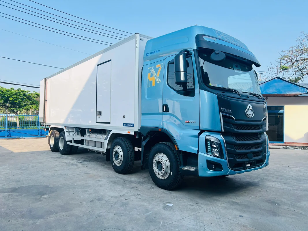 Khối động cơ Yuchai 330HP Euro 5 trang bị trên xe tải Chenglong 8x4 thùng bảo ôn