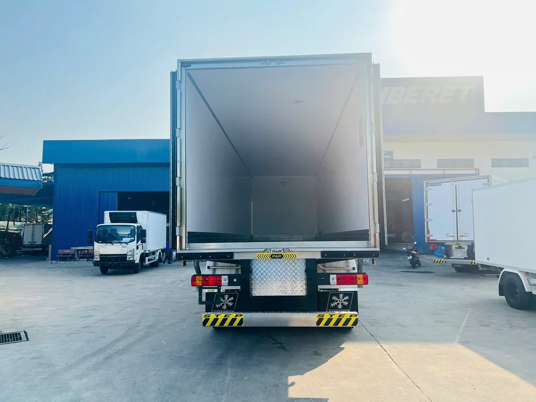 Khung gầm chassis dập nguyên khối chịu lực của xe tải thùng nặng 8x4 thùng bảo ôn 330hp Chenglong