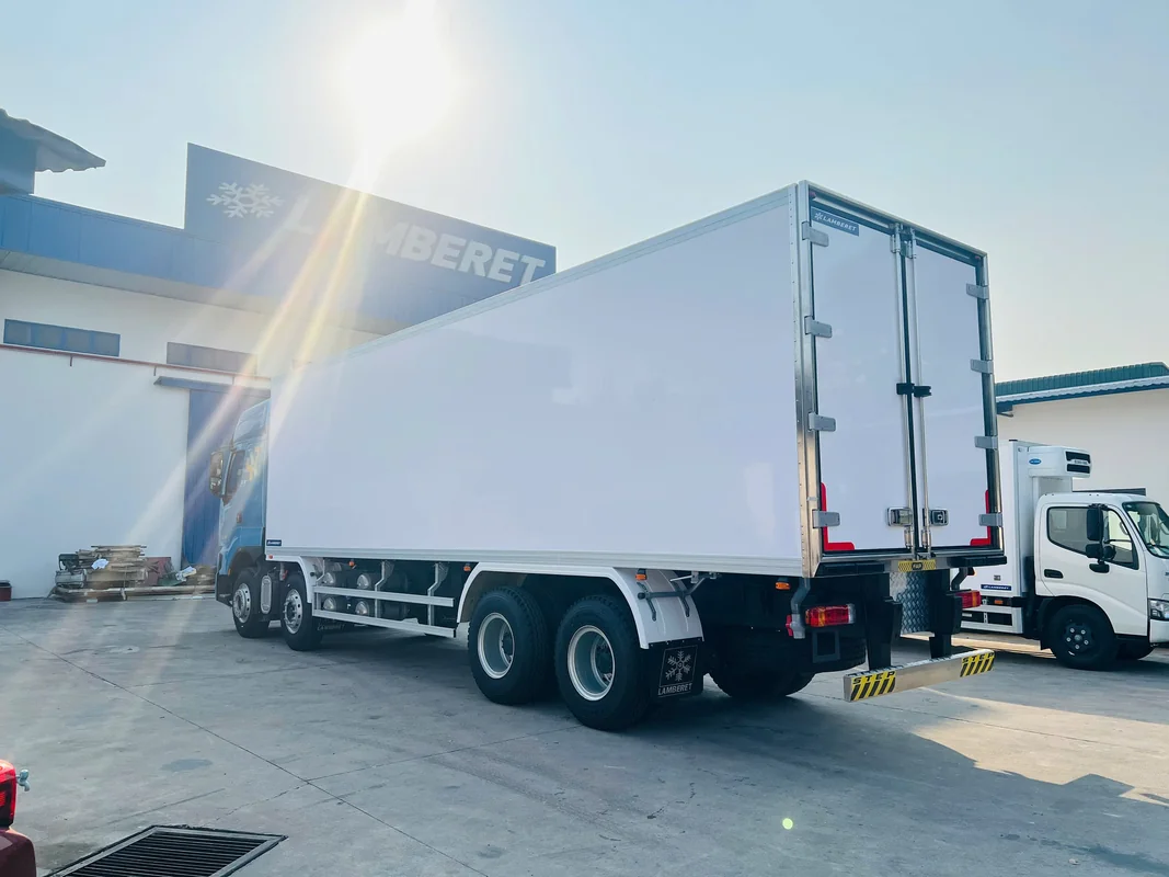 Nội thất khoang lái xe tải thùng nặng 8x4 thùng bảo ôn 330hp Chenglong Hải Âu