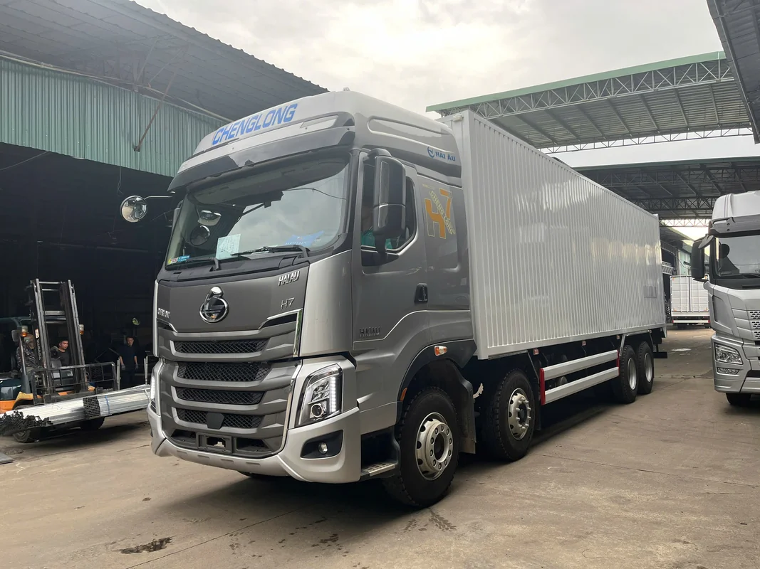Khung gầm chassis dập nguyên khối xe tải thùng nặng 8x4 330HP Chenglong H8 thùng kín 1 cửa hông